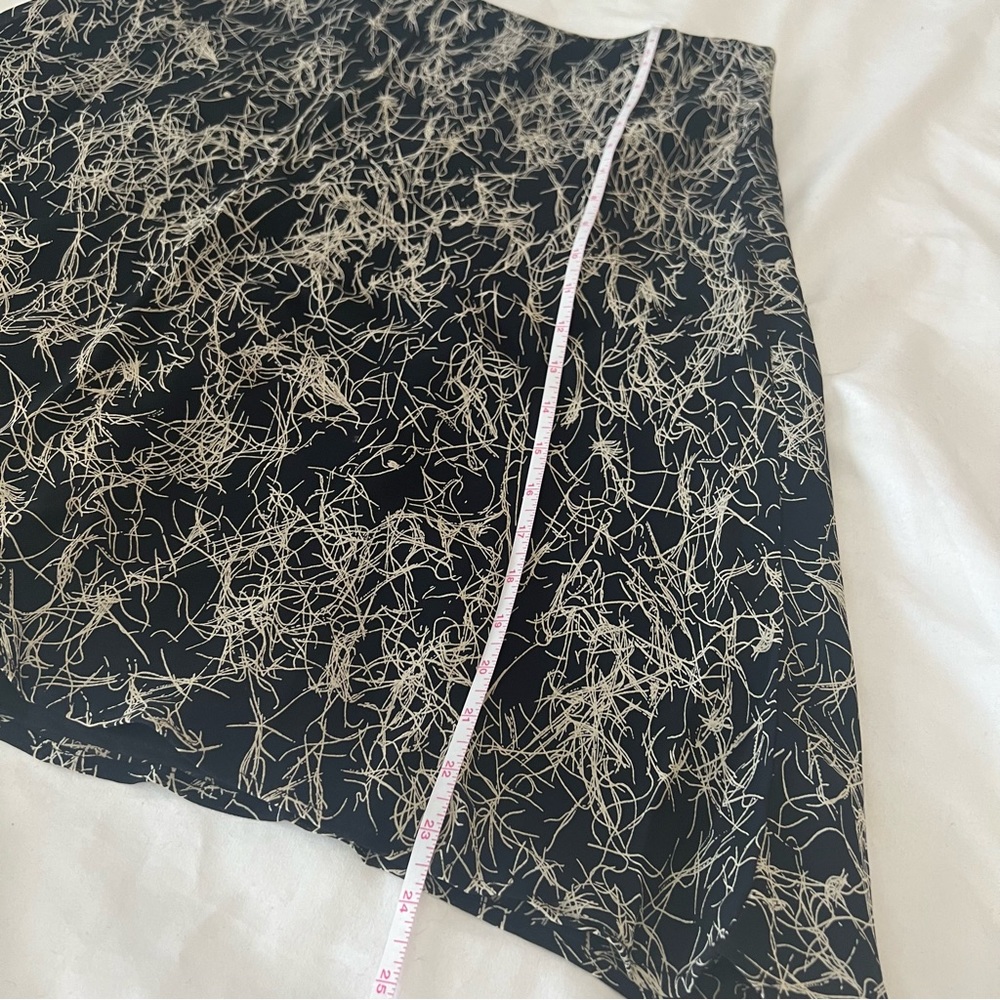 A lined skirt with modern pattern - Picture 3 of 5